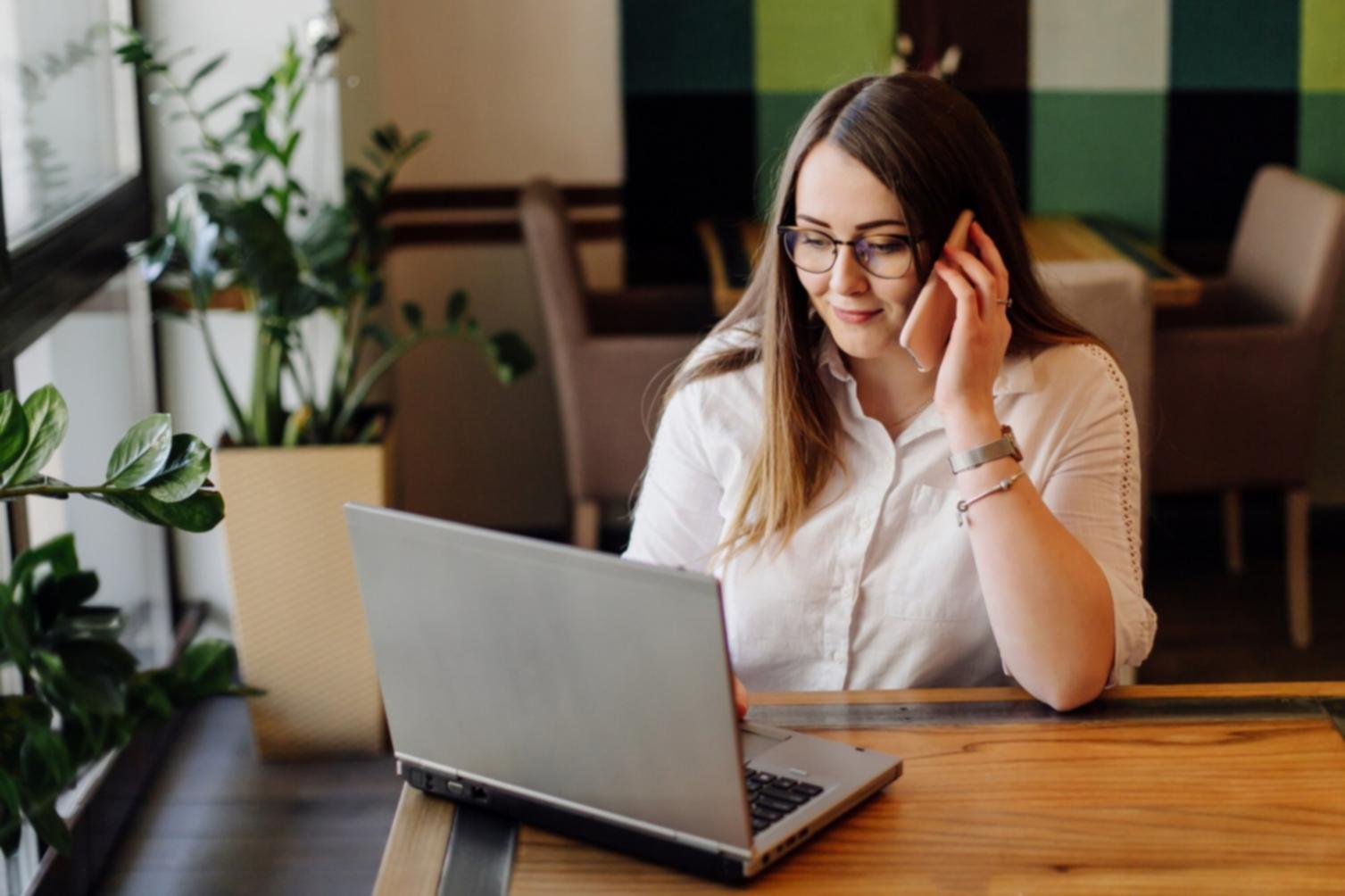 Modélisation financière avancée sur ordinateur avec multiples écrans