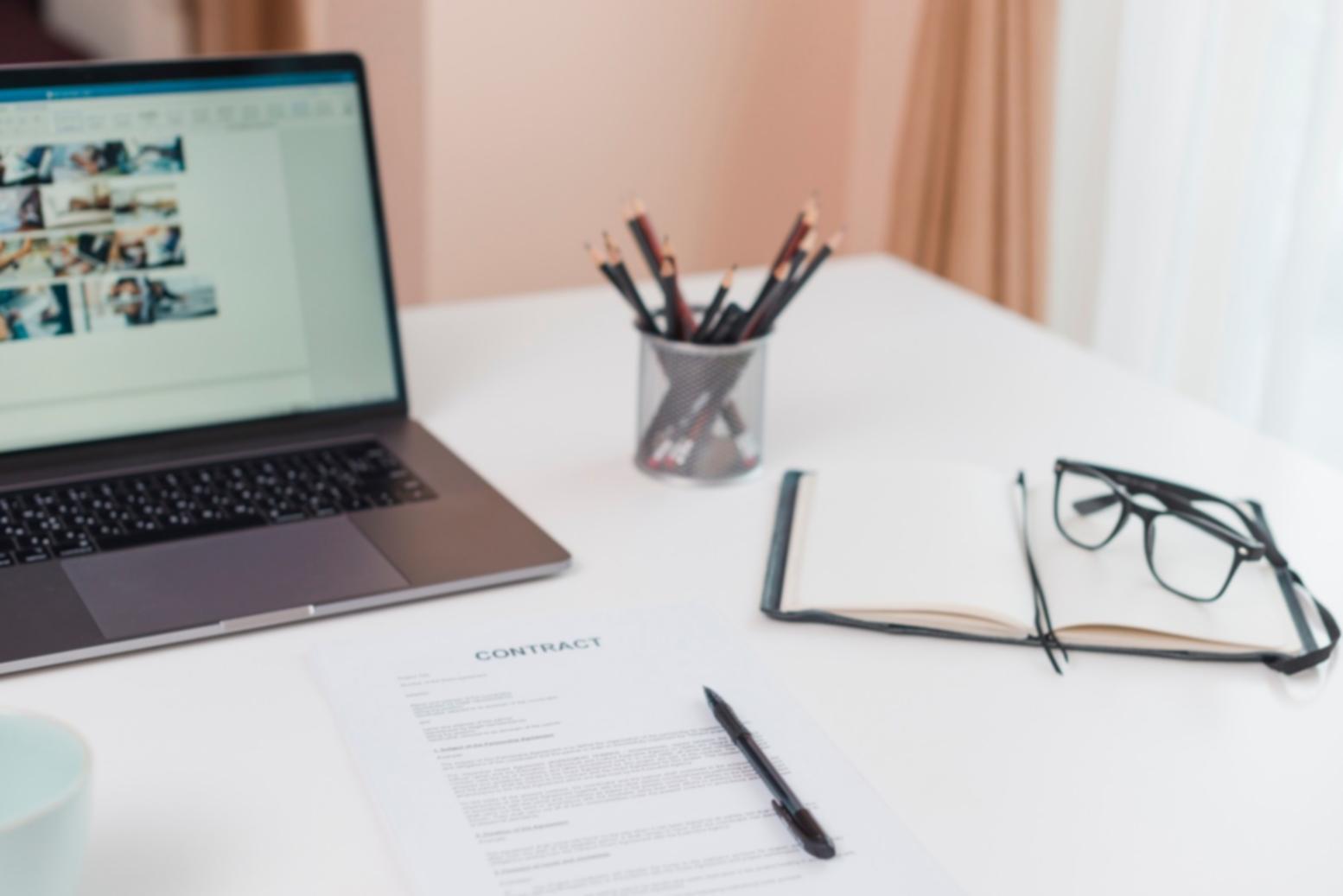 Professionnel travaillant sur des analyses financières