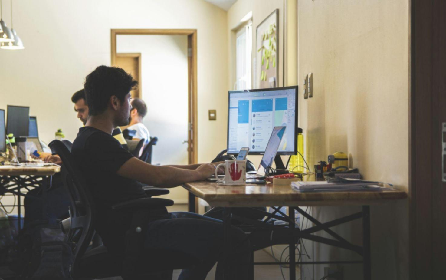 Équipe de professionnels travaillant sur des analyses financières